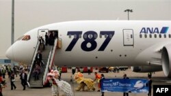 Hành khách chuyến bay Dreamliner 787 được đoàn múa lân chào đón tại sân bay quốc tế Hong Kong hôm thứ Tư 26/10/11