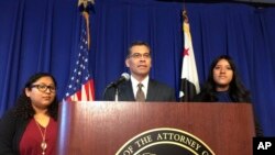 Tổng chưởng lý Xavier Becerra của bang California.