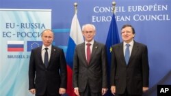 Từ trái: Tổng thống Nga Vladimir Putin, Chủ tịch Hội đồng Châu Âu Herman Van Rompuy và Chủ tịch Ủy ban châu Âu Jose Manuel Barroso tại Hội nghị thượng đỉnh Nga-EU.