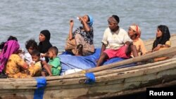 Người sắc tộc Rohingya trên một chiếc thuyền vượt qua sông Naf từ Miến Điện vào Bangladesh, ngày 11/6/2012