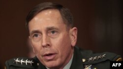 Ðại Tướng Petraeus nói rằng một số thủ lãnh Taliban đang tìm cách hòa đàm sau một loạt những vụ hành quân tấn công đặc biệt và nỗ lực cải thiện an ninh của chính phủ Afghanistan