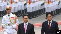 Thủ tướng Nhật Shinzo Abe và Thủ tướng Việt Nam Nguyễn Tấn Dũng tại Hà Nội, ngày 16 tháng 1, 2013.