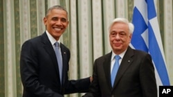 Tổng thống Mỹ Barack Obama bắt tay người đồng nhiệm Hy Lạp Prokopis Pavlopoulos ở Athens, 15/11/2016.