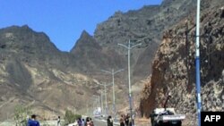 Những người Yemen quan sát nơi xảy ra vụ tấn công tự sát nhắm vào đoàn xe của Bộ trưởng Quốc phòng