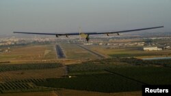 Máy bay năng lượng mặt trời Solar Impulse 2 đáp xuống Seville, ngày 23/6/2016.