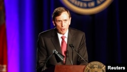 Ông David Petraeus bác bỏ chuyện tiết lộ thông tin mật cho tình nhân khi còn là giám đốc CIA.