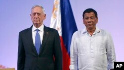 Bộ trưởng Quốc phòng Hoa Kỳ Jim Mattis và Tổng thống Rodrigo Duterte, hôm thứ Ba 24/10/2017