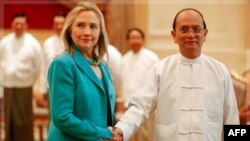 Ngoại trưởng Hoa Kỳ Hillary Clinton (trái) và Tổng thống Miến Ðiện Thein Sein trong cuộc hội đàm tại dinh tổng thống ở Naypyitaw hôm 1/12/11