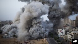 Khói bốc lên sau một cuộc tấn công của lực lượng Israel vào thành phố Gaza, ngày 18/11/2012.