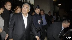 Ông Dominique Strauss-Kahn về đến sân bay Roissy ở Paris, Pháp, Chủ nhật, 4/9/2011