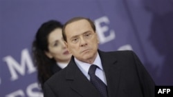 Thủ Tướng Ý Silvio Berlusconi đang bị áp lực ngày càng tăng để ông phải rời bỏ chức vụ