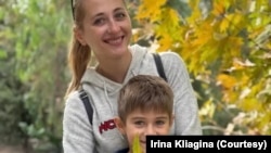 Üç yıl önce Ukrayna’daki savaştan Kuşadası’na sığınan Irina Kliagina’nın oğlu Timur, savaştan etkilenerek kasılmalar ve tik bozukluğu yaşadığı için Türkiye’ye geldiklerinde psikolojik tedavi görmüş.