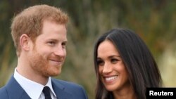 Hoàng tử Harry của xứ Anh chụp hình với Meghan Markle tại vườn Cung điện Kensington, London, Anh quốc, ngày 27/11/2017. 