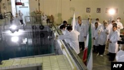 Tổng thống Iran Mahmoud Ahmadinejad tới thăm trung tâm nghiên cứu hạt nhân ở phía bắc Tehran, ngày 15/2/2012