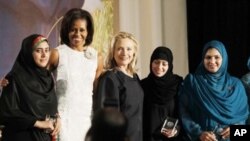 Ngoại trưởng Hoa Kỳ Hillary Clinton và Đệ nhất Phu nhân Michelle Obama chụp hình chung với các phụ nữ nhận giải Phụ Nữ Dũng cảm vào Ngày Quốc tế Phụ nữ năm 2012