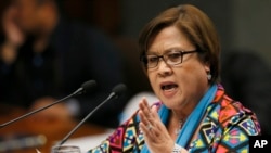 Thượng nghị sĩ Leila de Lima phát biểu trong phiên họp Thượng viện một ngày sau khi bị mất chức Chủ tịch Uỷ ban Tư pháp Thượng viện, 20/9/2016.