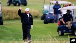 Tổng thống Mỹ Donald Trump chơi golf tại câu lạc bộ golf Turnberry của gia đình ông ở Scotland.