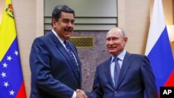 Tư liệu- TT Nga Vladimir Putin bắt tay với TT Venezuela Maduro. 