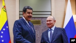 Tổng thống Nga Vladimir Putin bắt (phải) bắt tay Tổng thống Venezuela Nicolas Maduro tại Moscow (ảnh tư liệu ngày 5/12/2018)