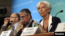 Tổng giám đốc IMF Christine Lagarde (phải) nói chuyện về vấn đề kinh tế Mỹ sau khi phúc trình được công bố 