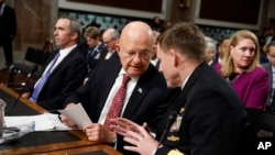 Giám đốc Cơ quan Tình báo Quốc gia James Clapper, giữa, nói chuyện với Đô đốc Michael Rogers, Giám đốc Cơ quan An ninh Quốc gia, tại Điện Capitol, Washington, 5/1/2017.