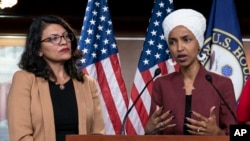 Dân biểu Hoa Kỳ Rashida Tlaib (trái) và Ilhan Omar là hai người phụ nữ Hồi giáo đầu tiên được bầu vào Quốc hội Hoa Kỳ.