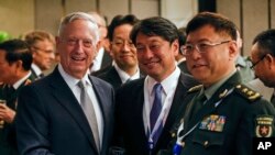 Từ trái, Bộ trưởng Quốc Phòng Mỹ Jim Mattis, BTQP Nhật Itsunori Onodera và ông Hà Lôi, Phó Giám đốc Học viện Khoa học quân sự Trung Quốc chụp ảnh lưu niệm bên lề cuộc Đối thoại Shangri-La, một diễn đàn quốc phòng và an ninh thường niên. Ảnh chụp hôm thứ Bảy 2/6/2018 ở Singapore. (AP Photo/Yong Teck Lim) 