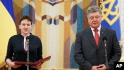 Nữ phi công của Ukraine bị Nga phát biểu cạnh Tổng thống Ukraine Petro Poroshenko tại Kiev, ngày 25/5/2016.