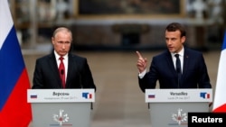 Tổng thống Pháp Emmanuel Macron (phải) và Tổng thống Nga Vladimir Putin tại một cuộc họp báo chung ở Versailles, Pháp, vào năm 2017.