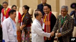 Tổng thống Myanmar Thein Sein bắt tay với đại diện của các nhóm sắc tộc vũ trang trong một cuộc họp về thỏa thuận ngừng bắn toàn quốc (NCA) tại Naypyidaw, ngày 9/9/2015.