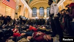 Người biểu tình nằm trên sàn nhà ga Grand Central Terminal ở Manhattan đòi công lý cho Eric Garner, 3/12/14