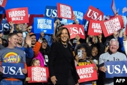 ABD Başkan Yardımcısı ve Demokrat başkan adayı Kamala Harris, Pittsburgh'da son mitingini düzenledi- 4 Kasım 2024.