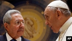 Chủ tịch Cuba Raul Castro diện kiến Đức Giáo Hoàng tại Điện Vatican, ngày 10/5/2015.