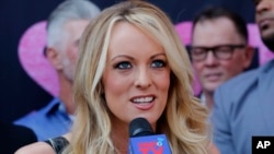 Stormy Daniels, người cho biết từng có quan hệ với ông Donald Trump trước khi chúng cử tổng thống, nói tại một buổi lễ ở West Hollywood, California, hôm 23/5. Diễn viên phim khiêu dâm vừa bị bắt tại một câu lạc bộ thoát y ở Columbus, Ohio.