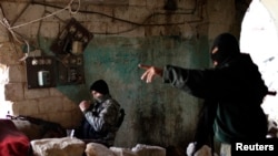 Các chiến binh thuộc nhóm Jabhat al-Nusra chiến đấu ở Aleppo, 24/12/2012