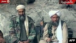 Ayman el Zevahiri (sağda) ölmeden önce Usame bin Ladin'le birlikte