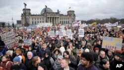 Berlin'de düzenlenen protestoya 150 bin kişi katıldı.