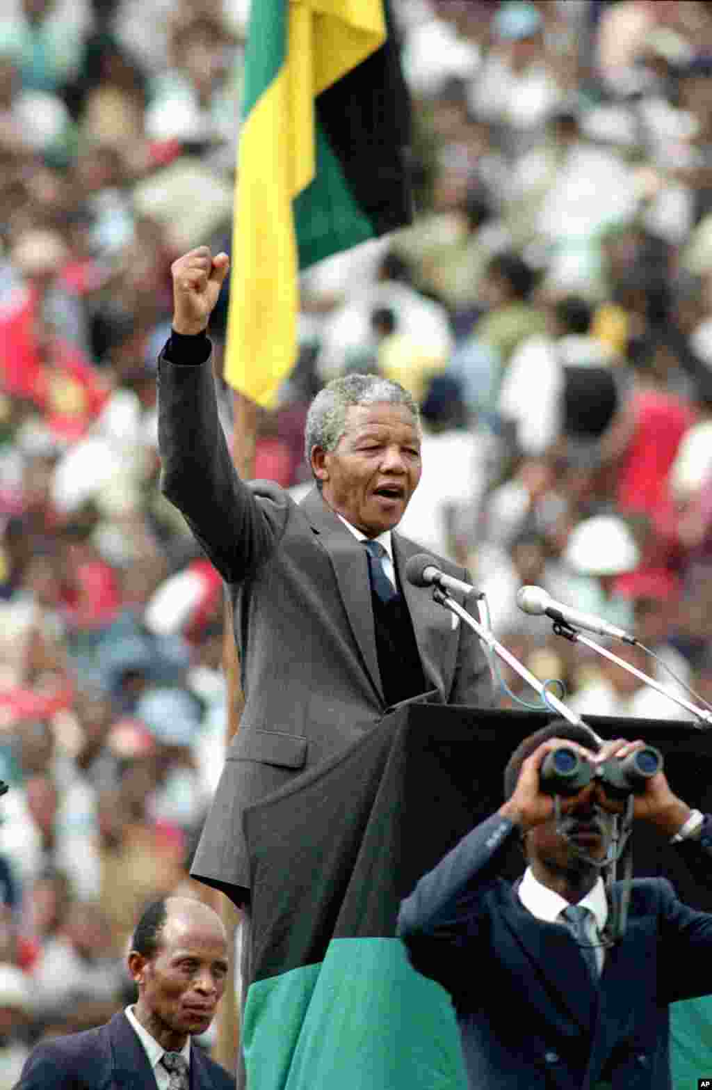 &Ocirc;ng Mandela, L&atilde;nh tụ đảng ANC v&agrave; l&agrave; biểu tượng của cuộc kh&aacute;ng chiến chống chủ nghĩa ph&acirc;n chủng apartheid, ch&agrave;o theo kiểu chứng tỏ sức mạnh của người da đen, trước 120.000 th&agrave;nh vi&ecirc;n ANC tụ tập tại s&acirc;n vận động Soweto, Nam Phi, 13/2/1990.