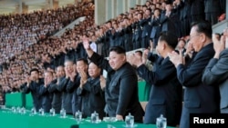 Nhà lãnh đạo Bắc Triều Tiên Kim Jong Un xem bóng đá trong sân vận động Kim Il Sung, 14/4/15