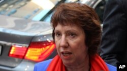 Bà Catherine Ashton, đặc trách chính sách đối ngoại của EU nói chuyện với các phóng viên báo chí về các biện pháp trừng phạt đối với Syria 