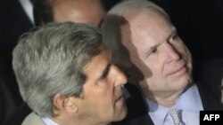 Nghị quyết về Libya do Thượng nghị sĩ McCain (phải) và Thượng nghị sĩ Kerry đưa ra đã được Thượng viện biểu quyết chấp thuận