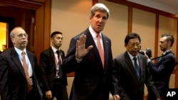 Ngoại trưởng Mỹ John Kerry vẫy chào khi đến dự Hội nghị các Bộ trưởng Mỹ-ASEAN tại Bandar Seri Begawan, Brunei, ngày 1/7/2013.