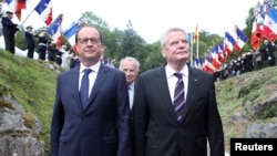 Tổng thống Pháp Francois Hollande (trái) Tổng thống Đức Joachim Gauck tham dự buổi lễ ở Đài tưởng niệm Quốc gia Hartmannswillerkopf ở Wattwiller, miền đông Pháp, đánh dấu 100 năm thế chiến I nổ ra, 3/8/2014.