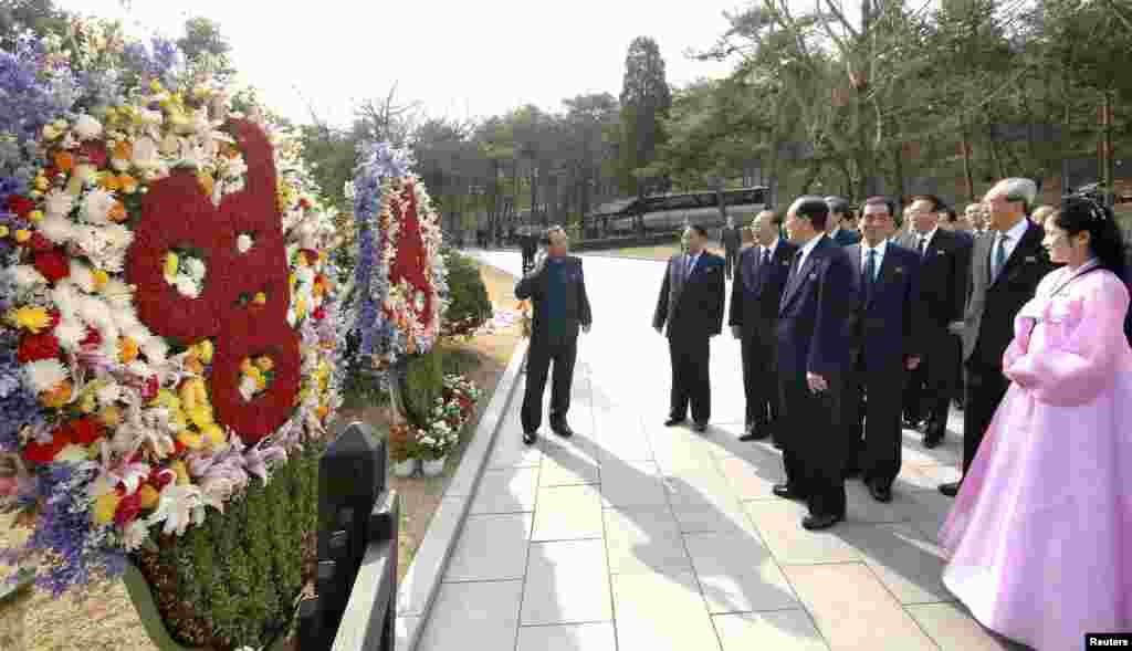 C&aacute;c quan chức Bắc Triều Ti&ecirc;n đến thăm Mankyongdae, nơi &ocirc;ng Kim Il Sung ch&agrave;o đời nh&acirc;n kỷ niệm sinh nhật 101.