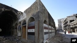 Một cửa hàng bị phá hủy ở thành phố Homs, Syria, ngày 8/12/2015.