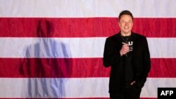 18 Ekim 2024 - Tesla ve SpaceX CEO'su Elon Musk, Pennsylvania'daki Greater Philadelphia Kongre Merkezi'nde eski ABD Başkanı ve Cumhuriyetçi Parti başkan adayı Donald Trump'ı desteklemek amacıyla America PAC tarafından düzenlenen bir etkinlik sırasında konuşuyor.