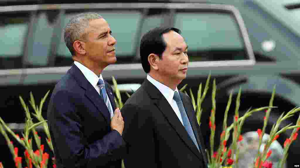 Tổng thống Hoa Kỳ Barack Obama và Chủ tich nước Việt Nam Trần Đại Quang trong nghi lễ đón tiếp chính thức tại Phủ Chủ tịch ở Hà Nội, Việt Nam. &nbsp;