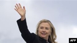 Ngoại trưởng Mỹ Hillary Clinton lên máy bay đi châu Á, Thứ Hai, 28/11/2011