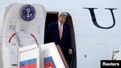 Ngoại trưởng Mỹ John Kerry đến sân bay quốc tế Vnukovo ở Moscow, Nga, ngày 14/7/2016.