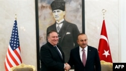 Ngoại trưởng Mỹ Mike Pompeo (trái) gặp Ngoại trưởng Thổ Nhĩ Kỳ Mevlut Cavusoglu ở Ankara